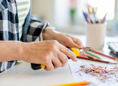 Renkli Kalemleri Açan Bir Kadının Yakın Çekimi