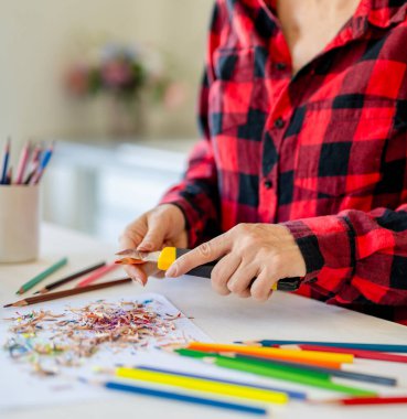 Renkli Kalemleri Açan Bir Kadının Yakın Çekimi