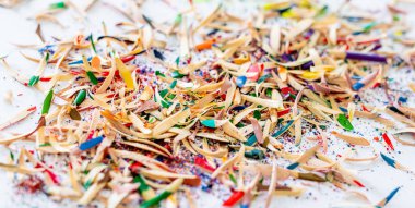 Eylemde Renkli Kalem Talaşları ve Yukarıdan Bakılan Kalemleri Açma