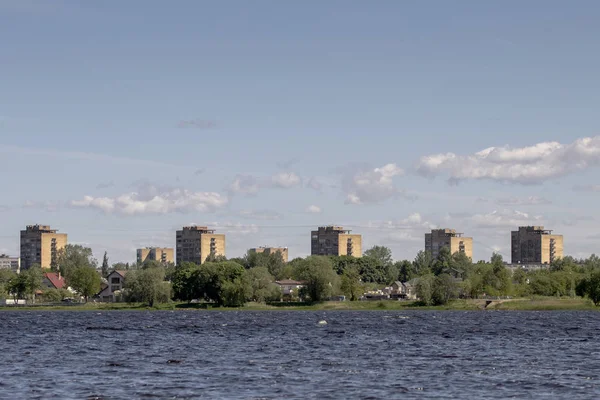 Alte Wolkenkratzer in Flussnähe. Altbauten unter blauem Himmel — Stockfoto