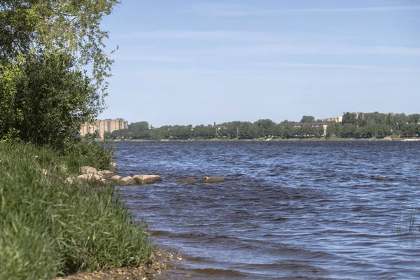 Côte de rivière sous le ciel bleu. Printemps . — Photo