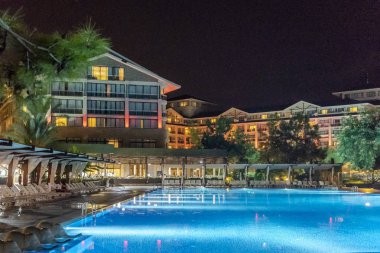 Modern otel veya ev gece karanlık mavi su yüzme havuzlu. Gece şeyler temiz havuz.