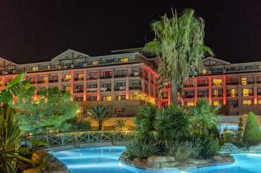 Modern otel veya ev gece karanlık mavi su yüzme havuzlu. Gece şeyler temiz havuz.