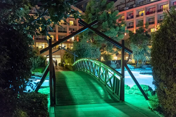 Moderno hotel o casa con una piscina de agua azul oscuro por la noche. Cosas limpias piscina por la noche . — Foto de Stock