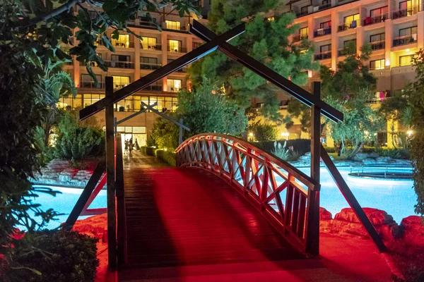 Moderno hotel o casa con una piscina de agua azul oscuro por la noche. Cosas limpias piscina por la noche . — Foto de Stock