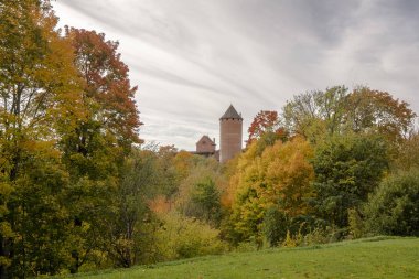 Sigulda, Letonya - 5 Ekim 2018 - Letonya, Sigulda üzerinden Gauja nehrin karşı kıyısında Vidzeme bölgesindeki ortaçağ Turaida kalesi kalıntıları ediyor. Sonbahar manzara.