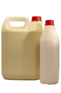 Plastik bidon beyaz arka plan üzerinde izole. Kolye plastik teneke kutu