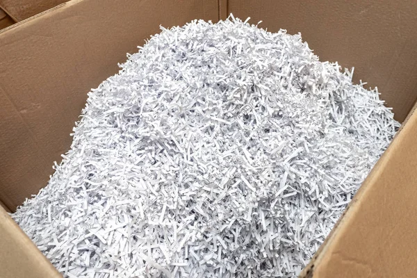 Concepto de reciclaje de papel, documentos de papel triturado blanco para reciclar en la caja de cartón — Foto de Stock