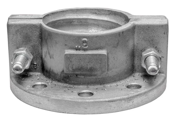 Flange de alumínio isolado em branco. Flanges de fundição de alumínio, indústria de petróleo ou gás — Fotografia de Stock