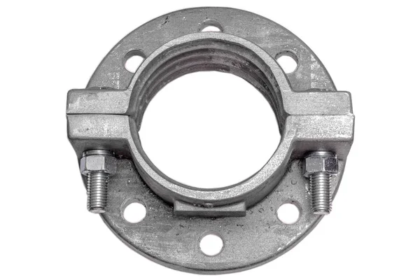 Flange de alumínio isolado em branco. Flanges de fundição de alumínio, indústria de petróleo ou gás — Fotografia de Stock