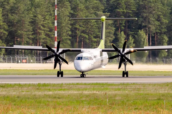 Airbaltic Bombardier Dash8 q400 sonraki nesil kalkış. Yazı başlığı. 26 Temmuz 2019'da Riga Letonya'da çek. Rix havaalanı.