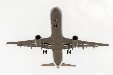 Airbus a320 cloudy gökyüzünde iniş iniş.