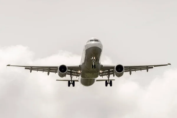 Airbus a320 landing landing in cloudy sky. — Stock Photo, Image