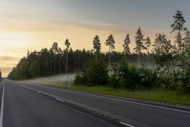 Yeni karayolu ve gün batımında bulutlu bir akşam