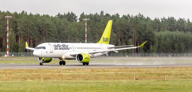 17 Eylül 2019: Letonya Havayolları Airbus A220 Yl-Csa kalkışı. Riga, Letonya 'da editoryal yakalama. Rix Havaalanı