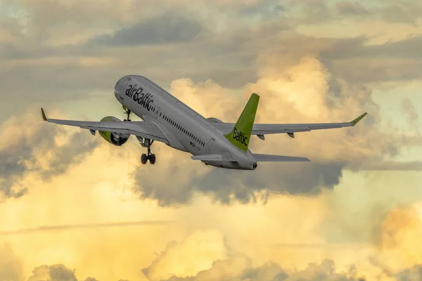 17 Eylül 2019: Letonya Havayolları Airbus A220 Yl-Csa kalkışı. Riga, Letonya 'da editoryal yakalama. Rix Havaalanı