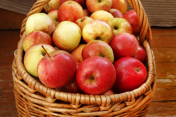 Heldere Lekkere Rijpe Appels Mijnwezen Van Dichtbij Een Mandje — Stockfoto