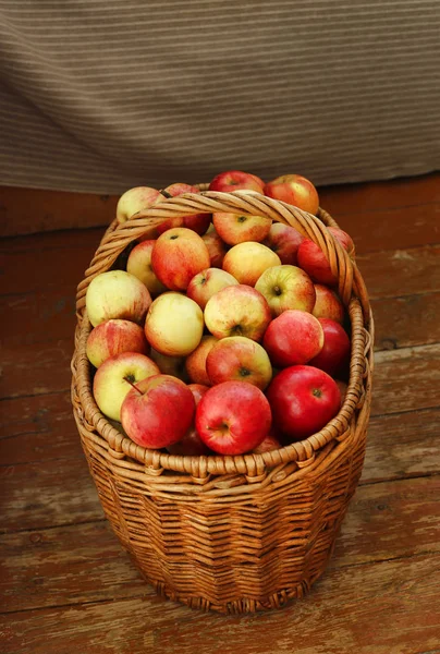 Manzanas Maduras Sabrosas Brillantes Una Canasta Suelo Madera —  Fotos de Stock