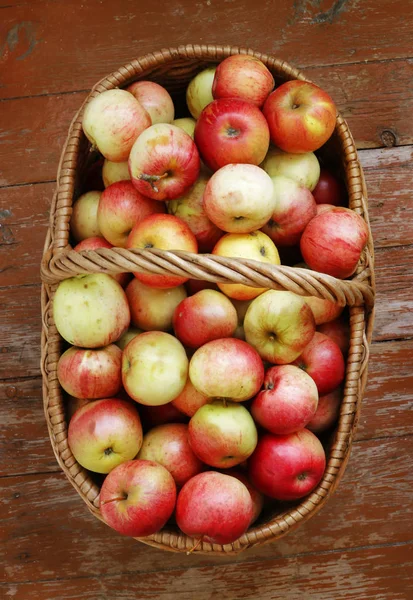 Pommes Mûres Savoureuses Lumineuses Dans Panier Sur Sol Bois — Photo