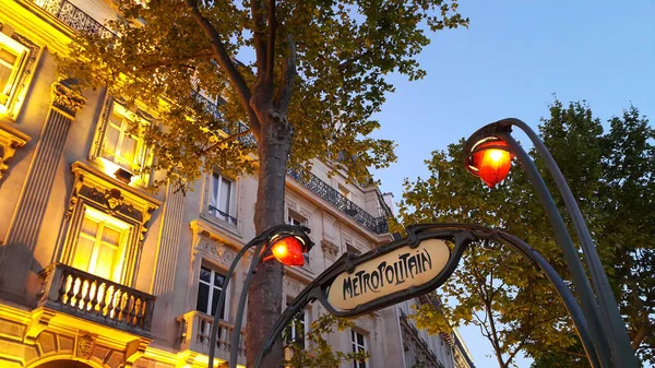 Signo Famoso Estación Metro París Por Noche — Foto de Stock