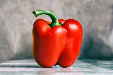 Gri bir arka plan büyük tatlı kırmızı biber yakın çekim