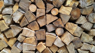 Yakacak odun yığını doğranmış tahta sandıklar, closeup arka plan yığılmış
