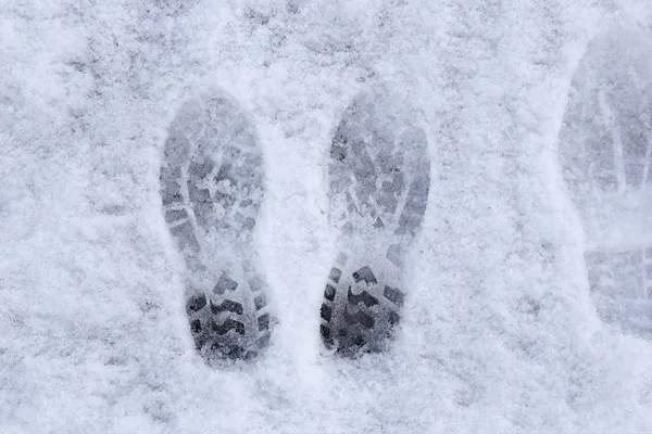 标志的鞋子在雪地背景 — 图库照片
