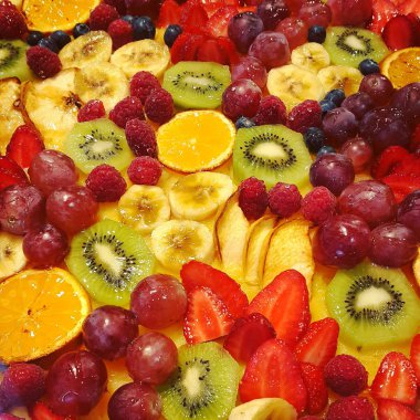 Meyve ve çilek, yakın çekim yiyecek arka plan ile bir tatil pasta yüzeyinde