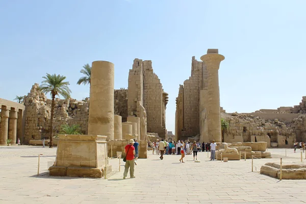 Luxor Egypten Oktober 2012 Turister Bland Antika Ruinerna Karnak Templet — Stockfoto