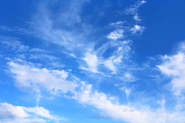 Cielo Azul Con Nubes Blancas Fondo Natural —  Fotos de Stock