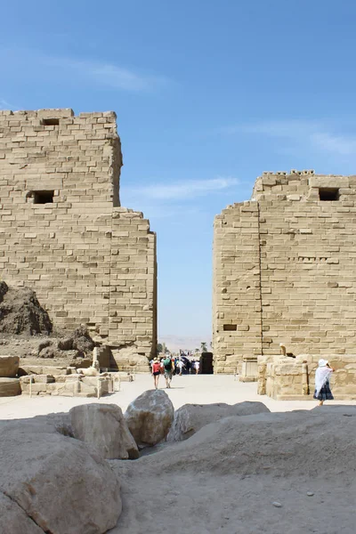 Luxor Egypten Oktober 2012 Turister Bland Antika Ruinerna Karnak Templet — Stockfoto