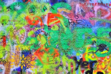 Prag / Çek Cumhuriyeti - 29 Haziran 2018: grafiti Prag, yakın çekim parlak renkli doku ile ünlü John Lennon'ın duvar detay