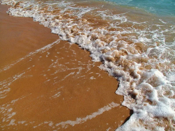 Zee Wave Met Witte Schuim Het Zandstrand Natuurlijke Achtergrond — Stockfoto