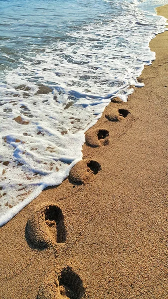 Πατημασιές Πάνω Στην Αμμώδη Παραλία Υπόβαθρο Της Φύσης — Φωτογραφία Αρχείου