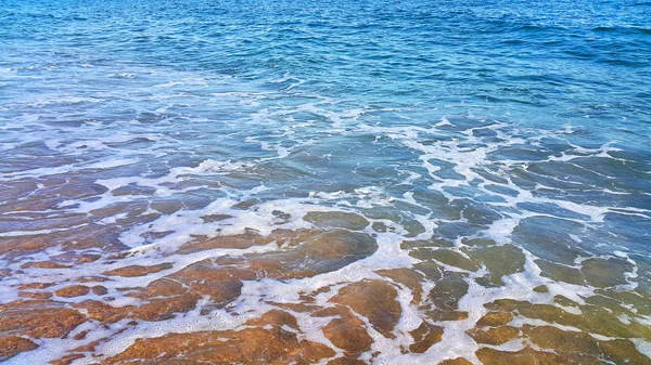沿岸砂 自然なクローズ アップの背景に白い泡と海の水 — ストック写真
