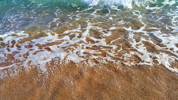 清澈的海水与白色泡沫在海岸沙 自然特写背景 — 图库照片