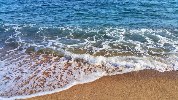 Zeewater Met Witte Schuim Kust Zand Natuurlijke Close Achtergrond — Stockfoto