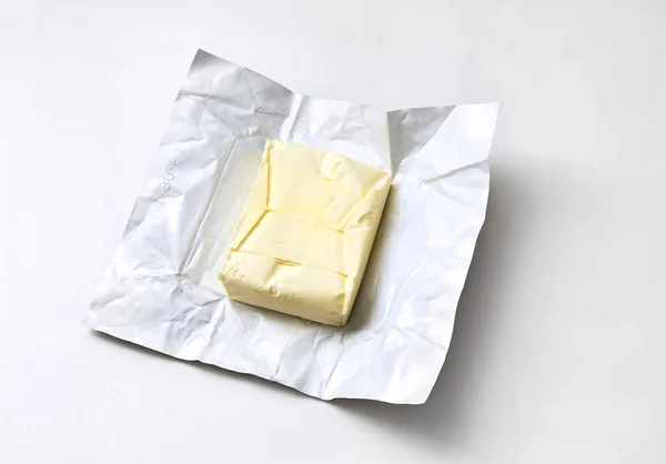 Pedaço Manteiga Sobre Fundo Branco — Fotografia de Stock