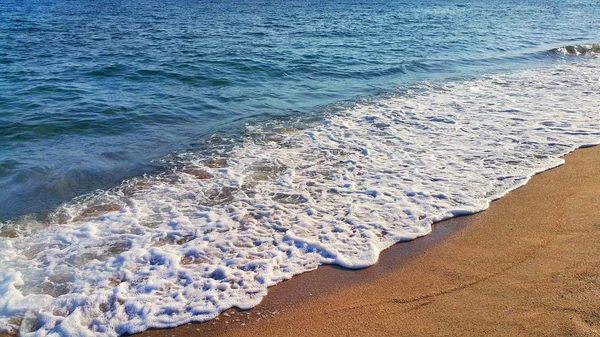 Θαλασσινό Κύμα Λευκό Αφρό Στην Παράκτια Άμμο Φυσικό Κοντινό Πλάνο — Φωτογραφία Αρχείου