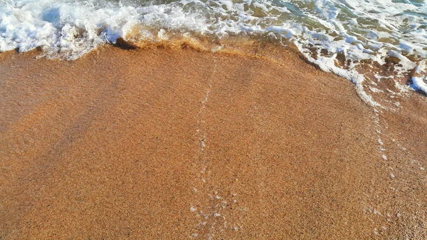 Sandy Beach Achtergrond Met Witte Schuim Van Zee Golf Natuurlijke — Stockfoto