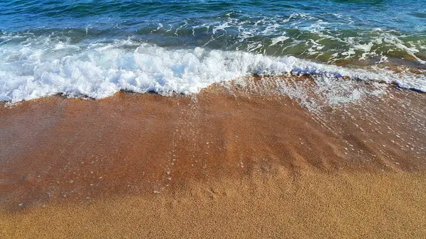 Sahilde Beyaz Köpüklü Deniz Dalgası Doğal Yakın Plan — Stok fotoğraf