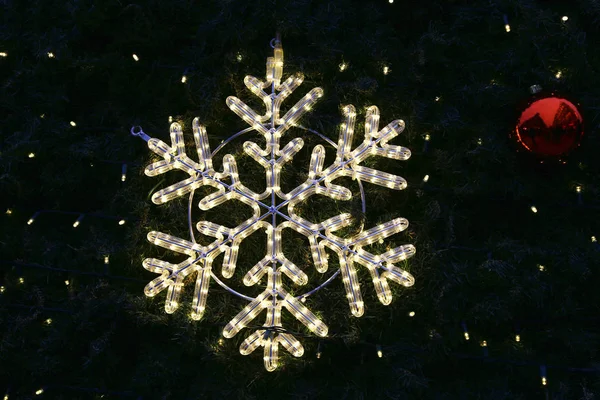 Hermosa decoración de Navidad, brillante copo de nieve brillante — Foto de Stock