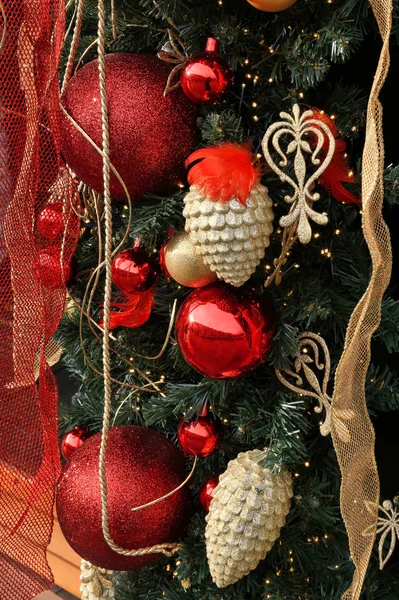 Mooie Kerstdecoratie Met Ballen Kegel Speelgoed Linten — Stockfoto