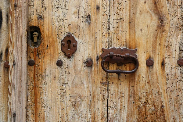 非常古老的木门的纹理与钥匙孔和处理 吉罗纳 西班牙 — 图库照片