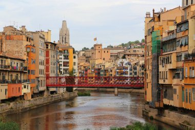 Renkli evleri ve Eiffel Köprüsü (Pont de les Peixateries Velles) su Nehri Onyar, Basilica Sant Feliu Girona, Catalonia, İspanya yansıması