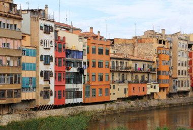 Renkli eski evleri su Nehri Onyar tarihi merkezi, Girona, Catalonia, İspanya yansıması