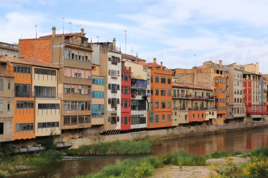 Renkli eski evleri su Nehri Onyar tarihi merkezi, Girona, Catalonia, İspanya yansıması