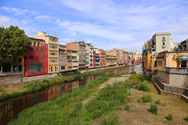 stock image Colorful houses and Eiffel bridge (Pont de les Peixateries Velles) reflected in water river Onyar, Basilica of Sant Feliu in Girona, Catalonia, Spain