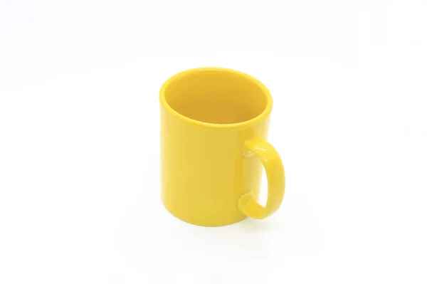 明亮的黄色陶瓷杯子与处理查出在白色背景 — 图库照片
