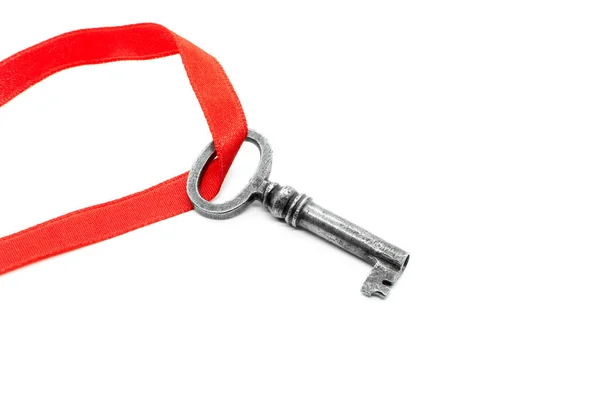 Εκλεκτής Ποιότητας Ασημένιο Κλειδί Κόκκινη Κορδέλα Που Απομονώνονται Λευκό Φόντο — Φωτογραφία Αρχείου